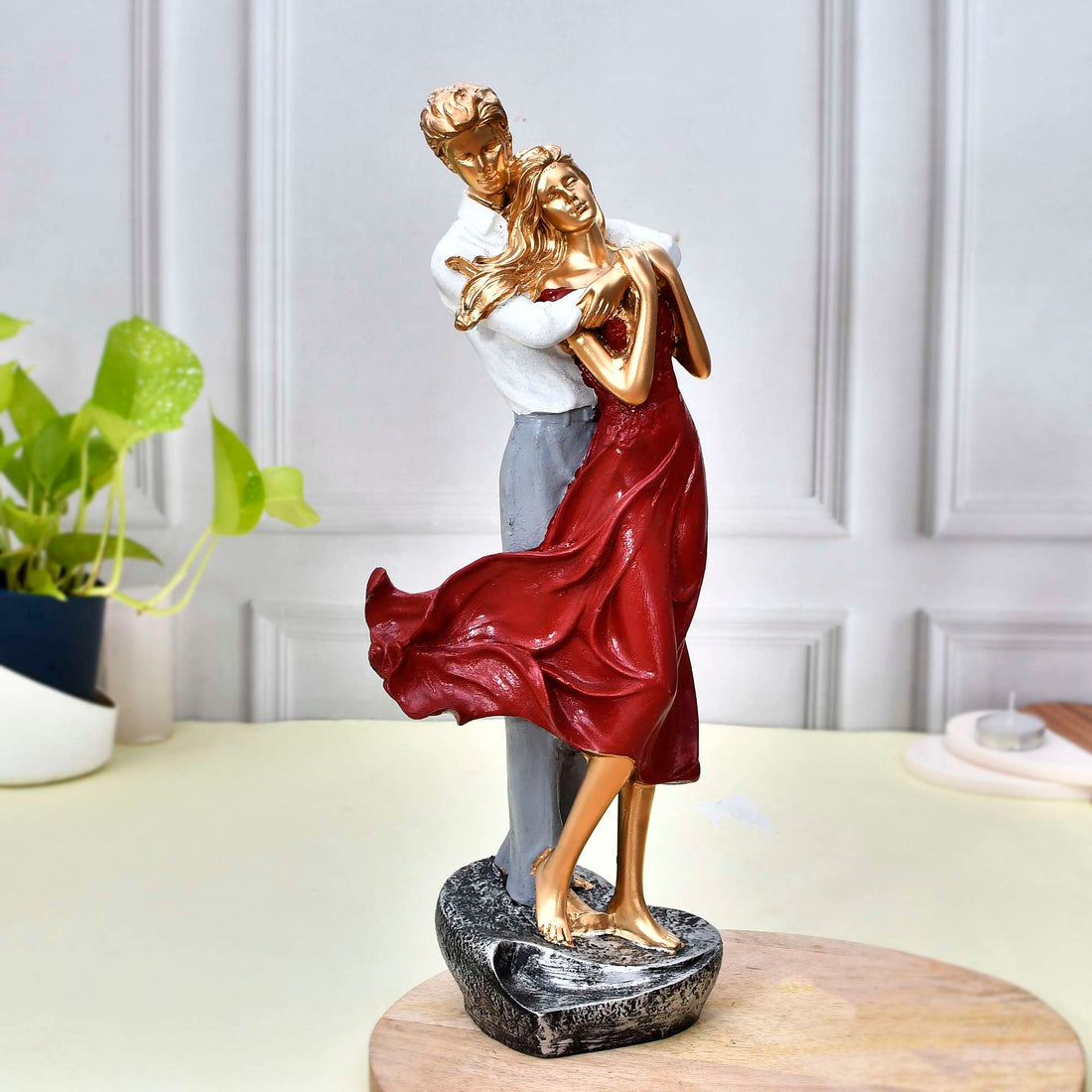 COUPLE STATUE