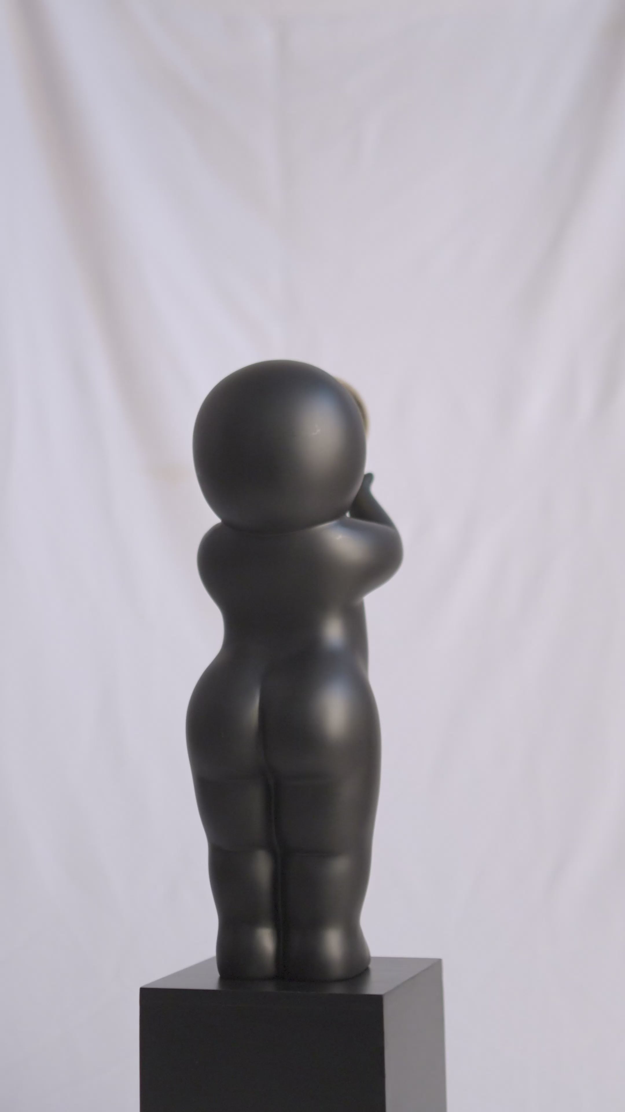 Golden Dream Keeper Sculpture | Modern Black & Gold Decorative Figurine for Luxury Home Décor